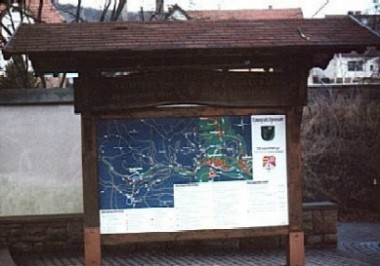 Wandertafel am Pfarrer-Pfriem Platz an der Kirche a